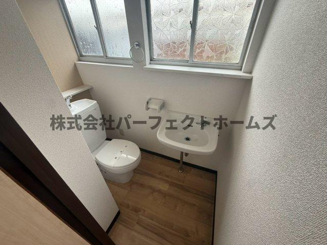 青野ハウスのトイレ|落ち着いた色調のトイレです