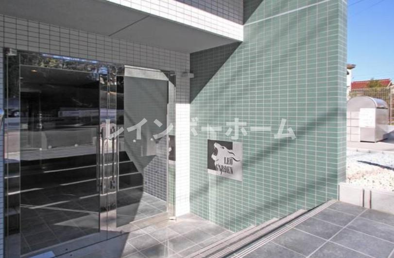 レオ四拾六番館のエントランス