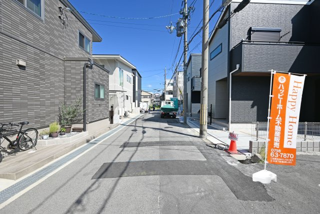 リーブルガーデン水堂町2丁目新築一戸建て│3LDK＋駐車1台可の前面道路含む現地写真|前面道路は西側に約5.8ｍ幅です。
