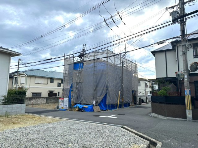 豊中市上野東2丁目　新築戸建ての前面道路含む現地写真|2026年11月下旬完成予定。