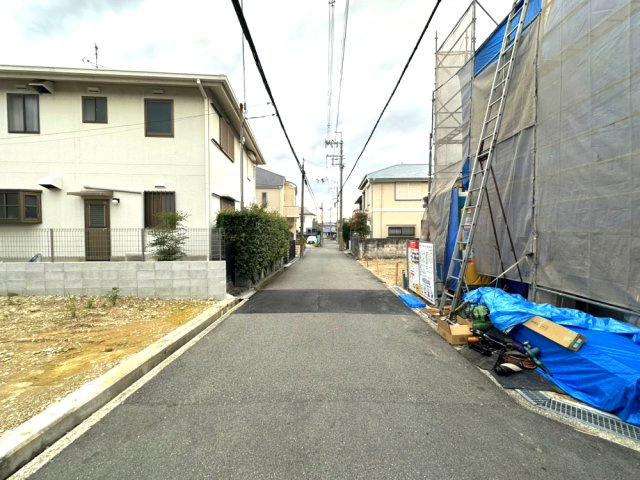 豊中市上野東2丁目　新築戸建ての前面道路含む現地写真|前面道路東側約4ｍ