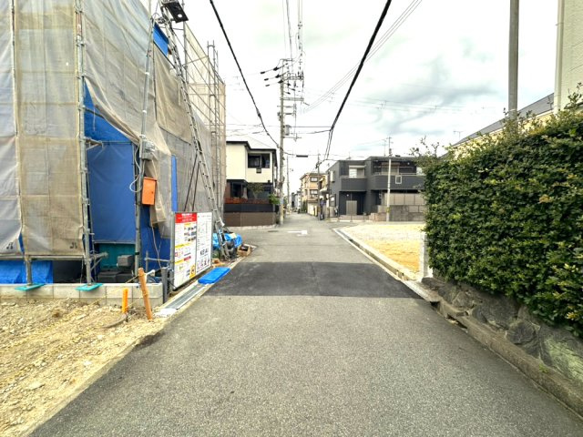 豊中市上野東2丁目　新築戸建ての前面道路含む現地写真|前面道路東側約4ｍ