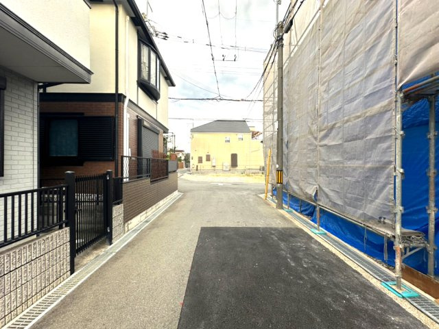 豊中市上野東2丁目　新築戸建ての前面道路含む現地写真|前面道路北側約4ｍ