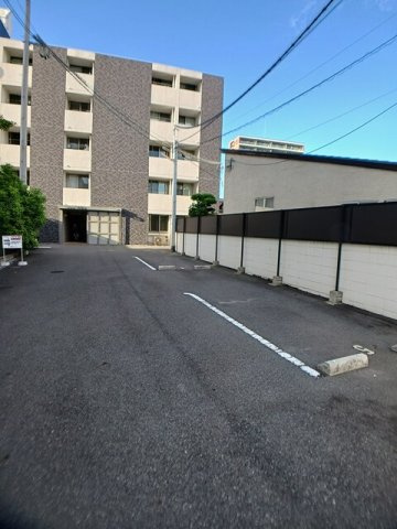 クレール壱番館の駐車場