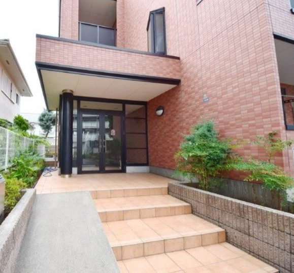 葛飾区お花茶屋３丁目のアパートのエントランス