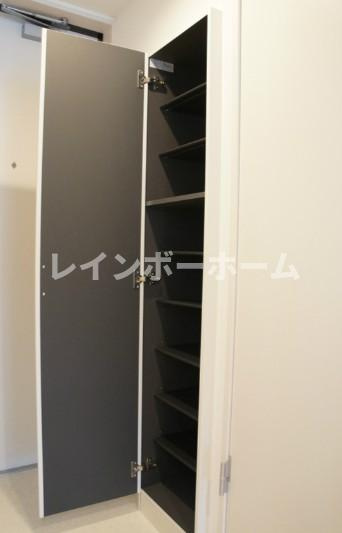 リブリ・ニスカルのその他