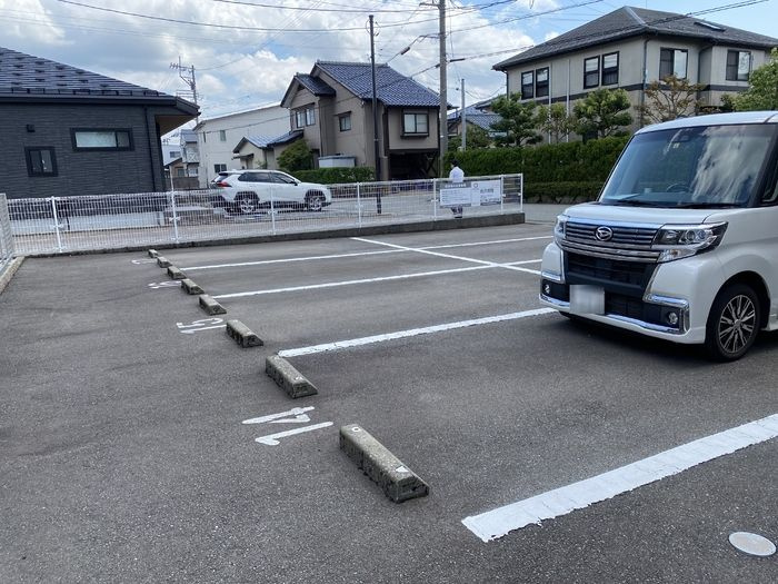 リビングタウン灯明寺　Cの駐車場