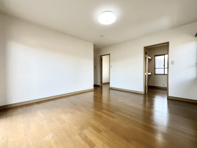 下妻市下妻丙-4 リフォーム物件　の洋室|〇洋室　7.5帖〇
書斎、納戸付き♪たっぷりの収納スペースで住空間もスッキリ広々します（＾＾）
2026年9月撮影