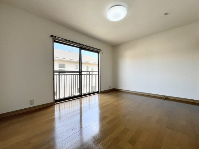 下妻市下妻丙-4 リフォーム物件　の洋室|〇洋室　6帖〇
大きな窓で２階居室にもしっかりと陽ざしが届いて明るい室内♪バルコニーにつながるお部屋です（＾＾）
2026年9月撮影