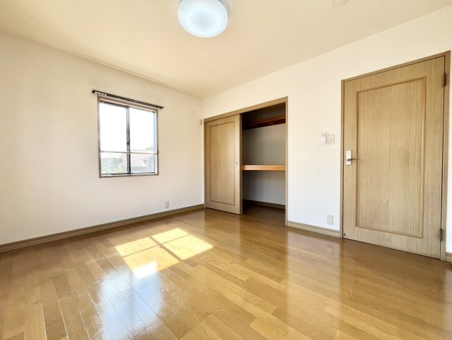 下妻市下妻丙-4 リフォーム物件　の洋室|〇洋室　5.25帖〇
各居室収納付きで住みやすさにこだわっています！
2026年9月撮影