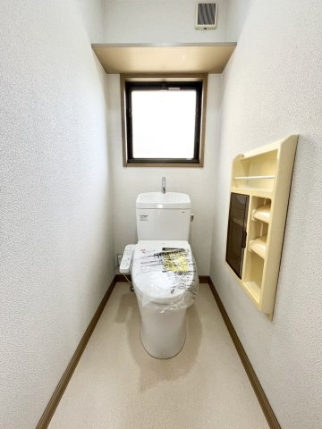 下妻市下妻丙-4 リフォーム物件　のトイレ|〇トイレ〇
新品交換済み、温水洗浄便座です。
2026年9月撮影