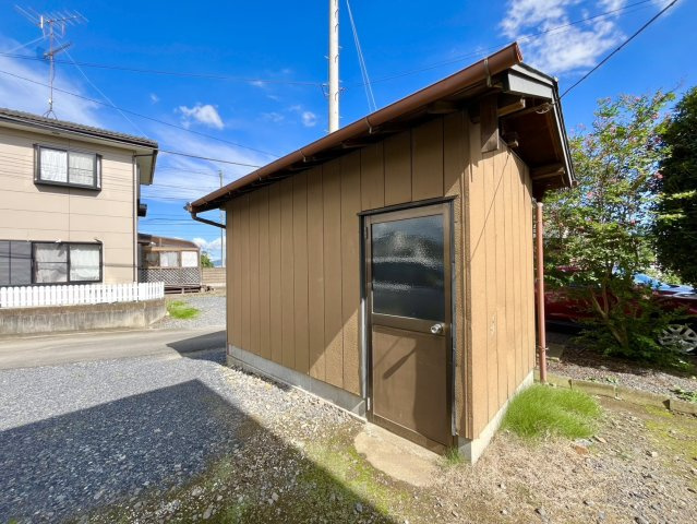 下妻市下妻丙-4 リフォーム物件　のその他|〇物置〇
タイヤやガーデニング用品、掃除道具など、汚れが気になるものも気軽に保管できます♪
2026年9月撮影