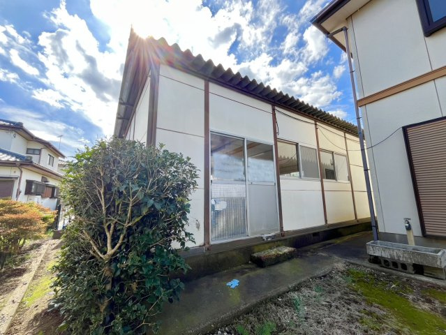 下妻市下妻丙-4 リフォーム物件　のその他|〇倉庫〇
広々倉庫付き！自転車やベビーカー、ゴルフバックやキャンプ用品など汚れを気にせず収納することができます（＾＾）
2026年9月撮影