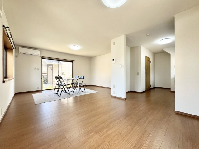 下妻市下妻丙-4 リフォーム物件　の居間・リビング|〇リビング〇
広々リビング。大きな窓から明るい日差しが差し込みます♪
2026年9月撮影
