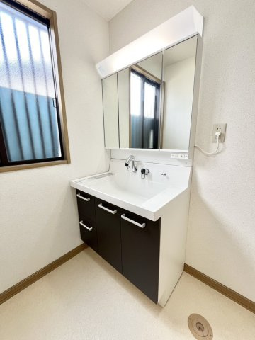 下妻市下妻丙-4 リフォーム物件　の独立洗面台|〇洗面所〇
新品交換済みのきれいな洗面台！気持ちよく朝の身支度ができます（＾＾）
2026年9月撮影