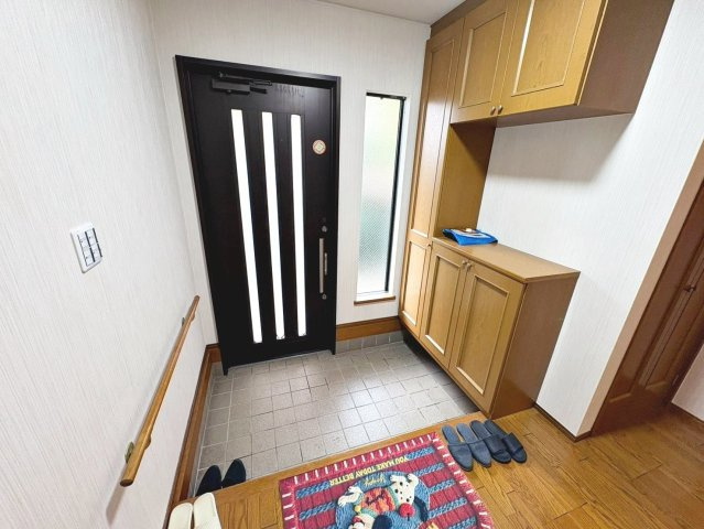 千代田１丁目　中古一戸建の玄関|すっきりとした玄関は来客時も好印象です！シューズボックスありますよ♪玄関周りもスッキリ片付きますね！