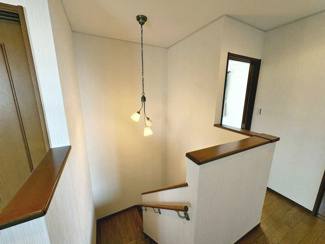 【内装】 | 千代田１丁目　中古一戸建 | 室内階段は吹き抜けのペンダントライトのおしゃれな空間です。