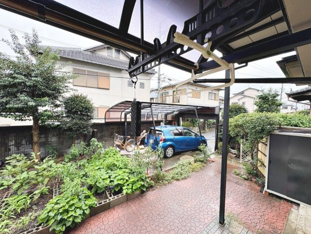 千代田１丁目　中古一戸建の庭|お庭に続くテラスには屋根付きのランドリースペースもあります。たくさんの洗濯物にもゆとりの広さです。