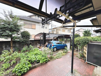 【庭】 | 千代田１丁目　中古一戸建 | お庭に続くテラスには屋根付きのランドリースペースもあります。たくさんの洗濯物にもゆとりの広さです。