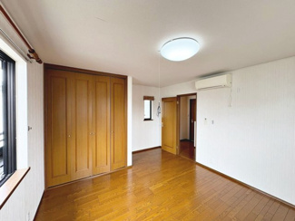 【寝室】 | 千代田１丁目　中古一戸建 | 全居室収納有りますので、収納場所に困らず綺麗な室内をたもてますね♪