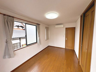 【洋室】 | 千代田１丁目　中古一戸建 | ２面採光を確保した明るい室内は、風通しも良く、大変居心地の良い空間となっております♪爽やかな風を感じて起きる朝は、快適生活の始まりに！