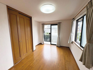 【子供部屋】 | 千代田１丁目　中古一戸建 | 穏やかな光が差し込む室内には、穏やかな時間が流れます。休日には、落ち着いた空間で自分の趣味を楽しむのはいかがですか。