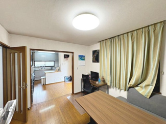 【居間・リビング】 | 千代田１丁目　中古一戸建 |   一戸建て-高石市千代田１丁目
 南海本線「高石」駅まで徒歩約３分！毎日の通勤・通学に便利ですね♪南海本線「高石」駅まで徒歩約３分！毎日の通勤・通学に便利ですね♪