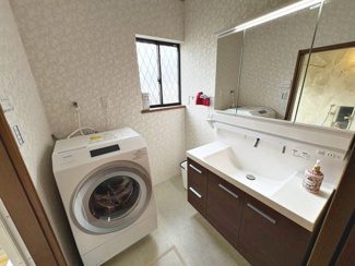 【洗面所】 | 千代田１丁目　中古一戸建 | 小物の収納力が高い三面鏡の洗面台です！シャワー付きなので、朝の身支度の忙しい時間に重宝しますね♪