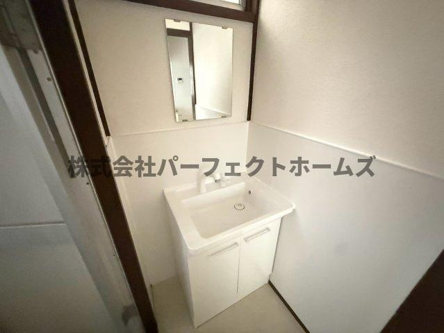 点野1丁目戸建　賃貸の独立洗面台|洗面台が付いています