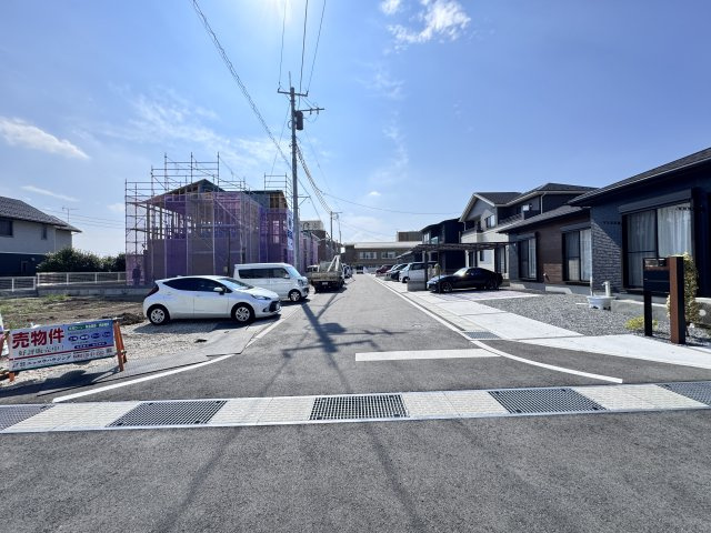 新築　高崎市箕郷町上芝第４　Livele Garden.S　5号棟の前面道路含む現地写真|現地写真　北側接道幅員約6ｍ　東側接道幅員約3.5ｍ