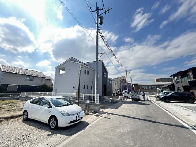 新築　高崎市箕郷町上芝第４　Livele Garden.S　5号棟の前面道路含む現地写真|現地写真　北側接道幅員約6ｍ　東側接道幅員約3.5ｍ