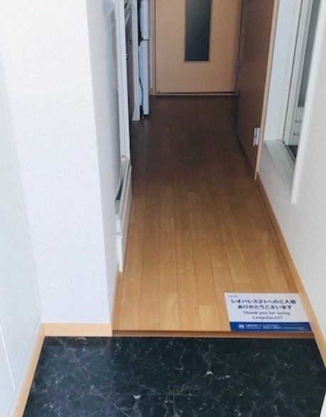 レオパレスプランドール八ヶ崎の玄関