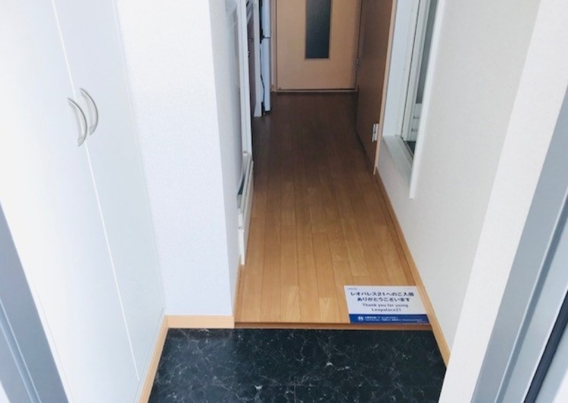 レオパレスプランドール八ヶ崎の玄関