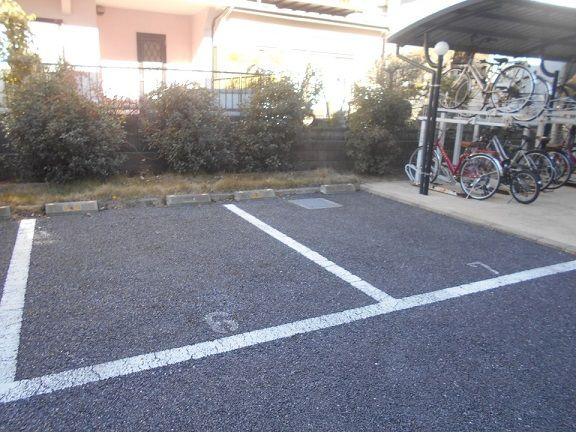 レオパレスプランドール八ヶ崎の駐車場