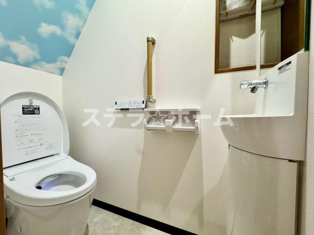 豊里6 中古戸建のトイレ|落ち着いた色調のトイレです