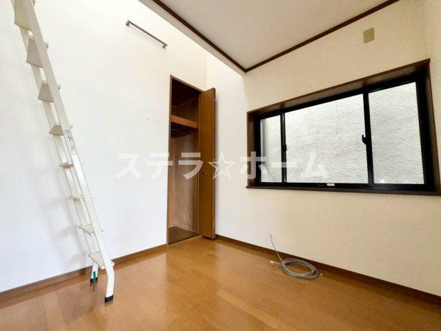 豊里6 中古戸建の洋室|落ち着いた色調の洋室です