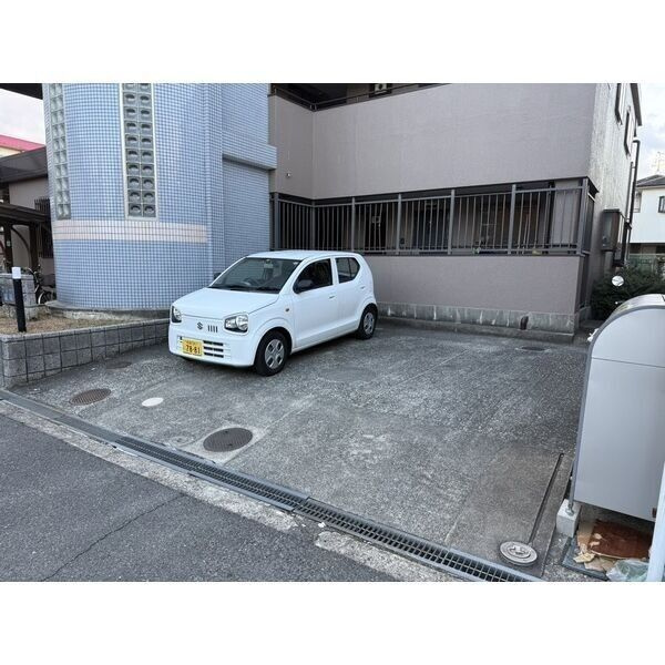 フリーダム道明寺の駐車場