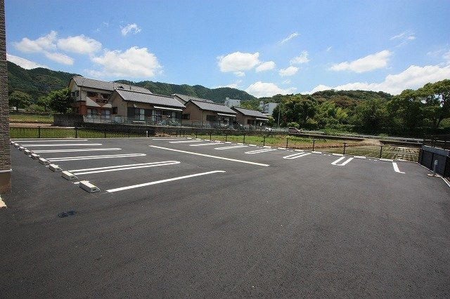 メゾン　ド　ノーブルの駐車場