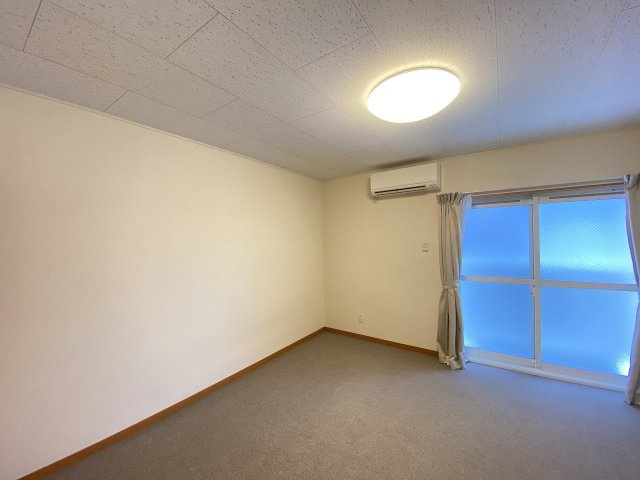 レオパレス森真の居間・リビング|1Ｆはフローリング、2Ｆは絨毯仕様