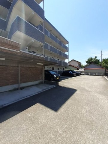 プラシードカーサの駐車場