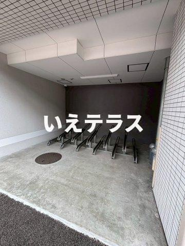 アドバンス神戸レイソレの駐車場