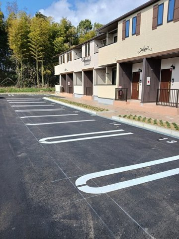 エルミタージュ泉ヶ丘１号館の駐車場
