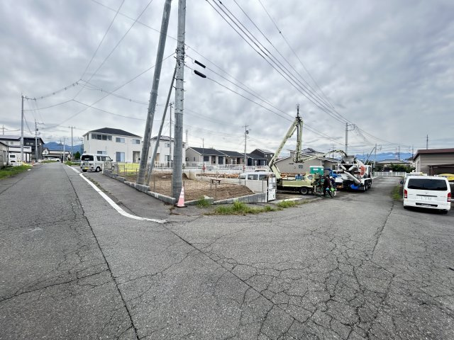 新築　高崎市箕郷町上芝第９　クレイドルガーデン　１号棟の前面道路含む現地写真|現地写真　南東側接道幅員約5.5ｍ 北西側接道幅員約6ｍ
