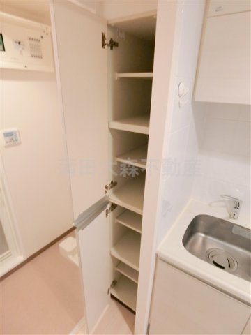 フェニックス西蒲田の収納|キッチン横の棚収納