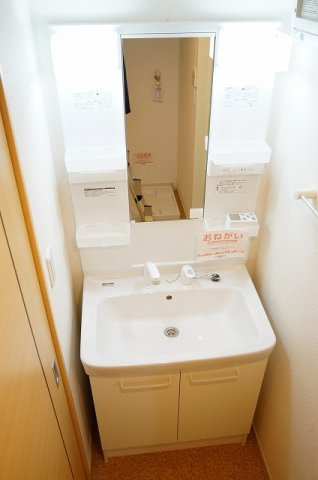 ブランチの洗面所|ゆったりとスペースのある洗面所