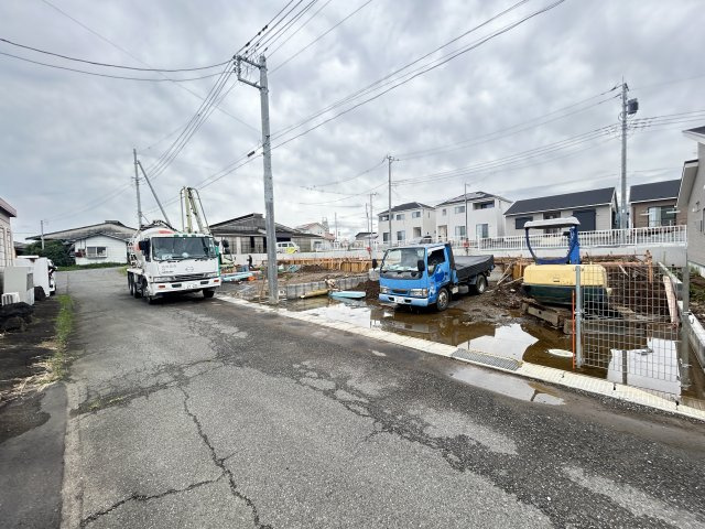 新築　高崎市箕郷町上芝第９　クレイドルガーデン　2号棟の前面道路含む現地写真|現地写真　南東側接道幅員約5.5ｍ 