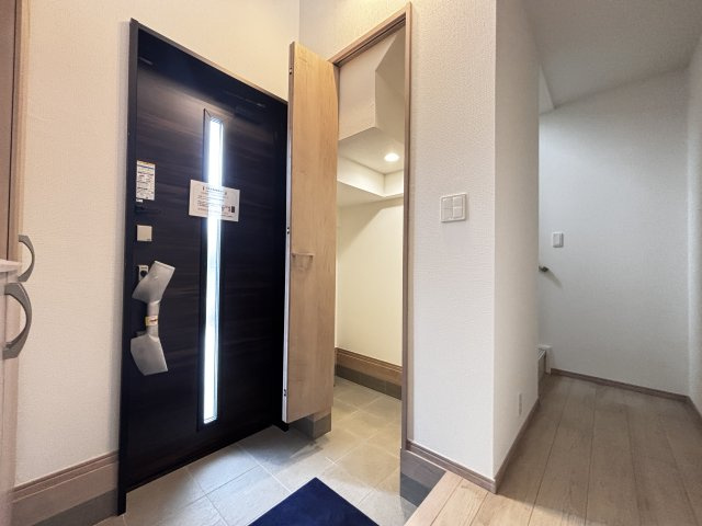 三木市緑が丘町中1丁目新築戸建B号棟の玄関