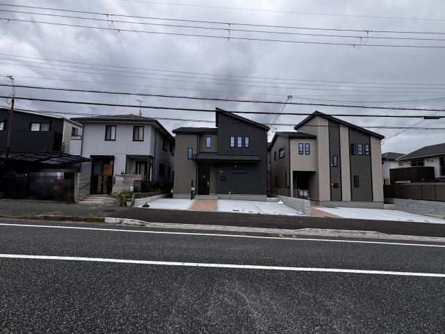 三木市緑が丘町中1丁目新築戸建B号棟の前面道路含む現地写真