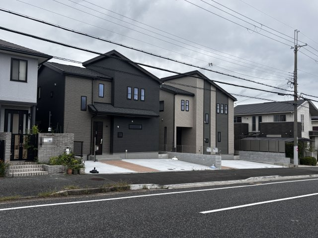 三木市緑が丘町中1丁目新築戸建B号棟の前面道路含む現地写真