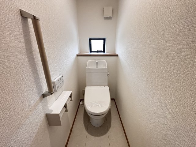 三木市緑が丘町中1丁目新築戸建B号棟のトイレ